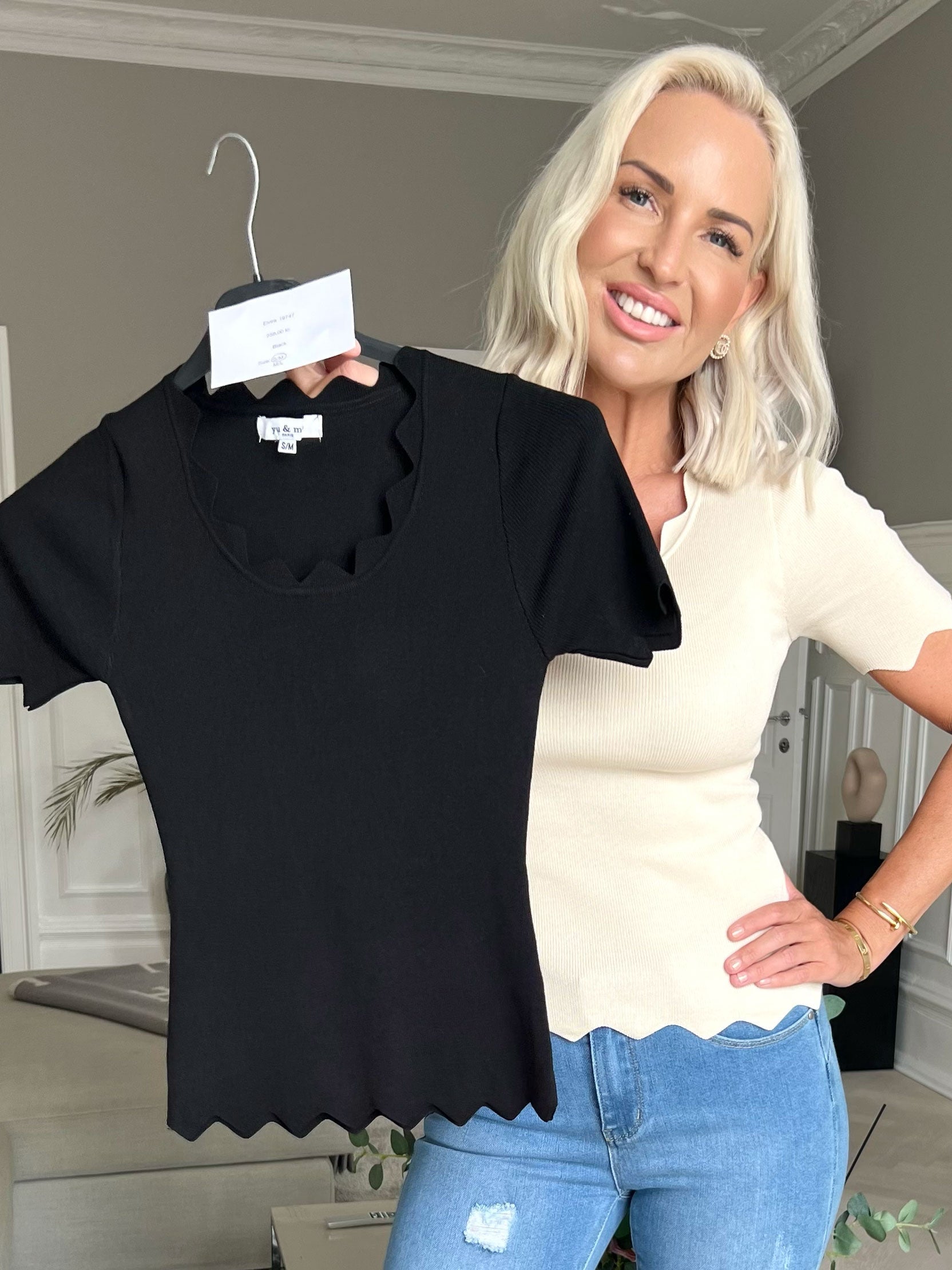 Elvira - Åtsittande elastisk blus i viskos med kantad skärning